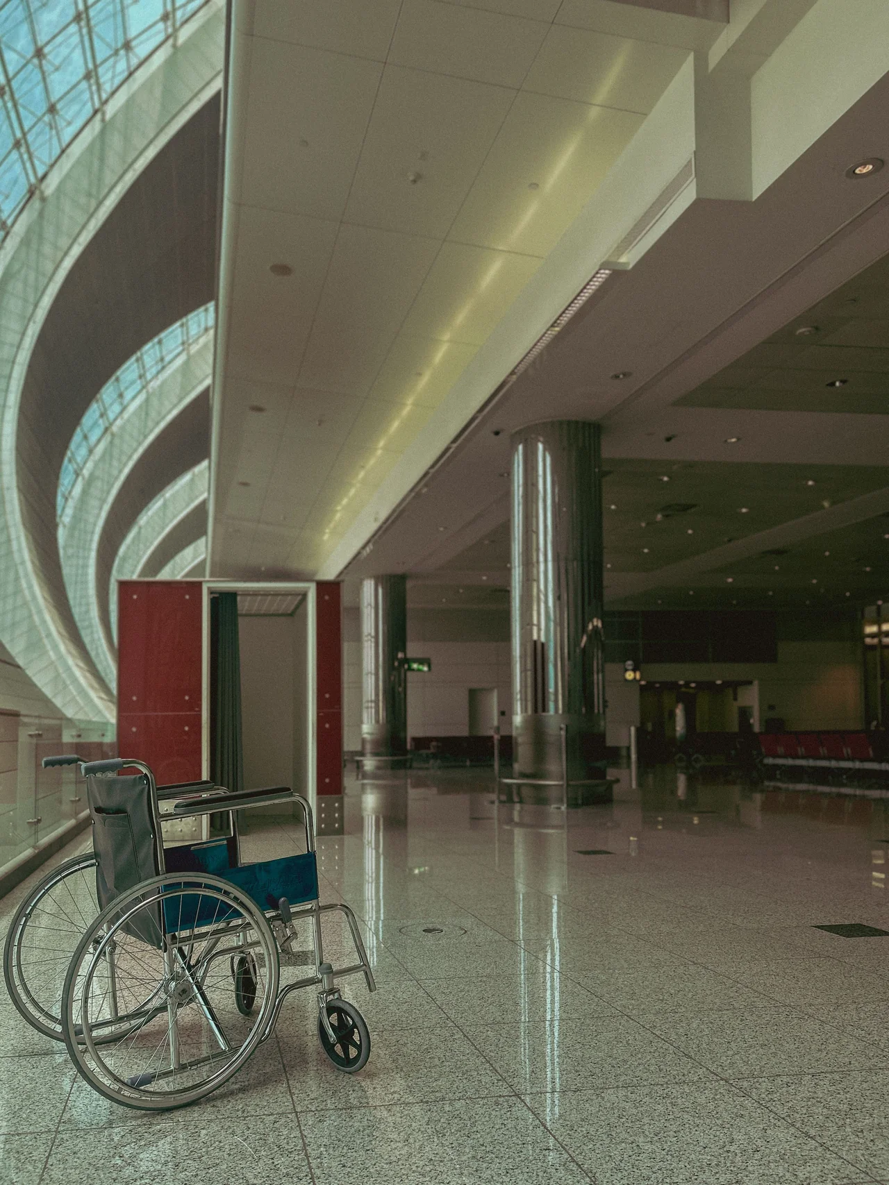 Vestíbulo clínico con asientos de espera y espacio accesible.