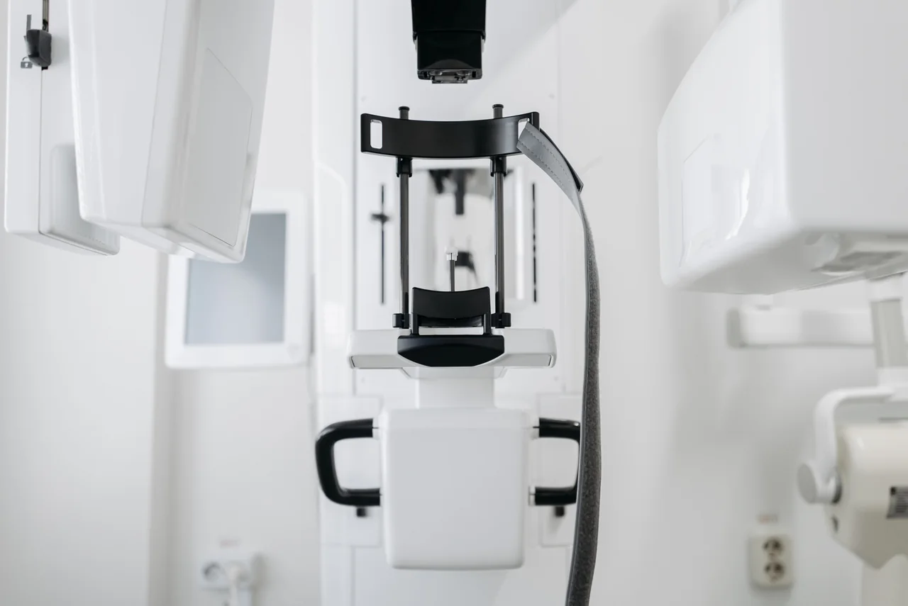 Equipo de diagnóstico médico en una sala clínica.